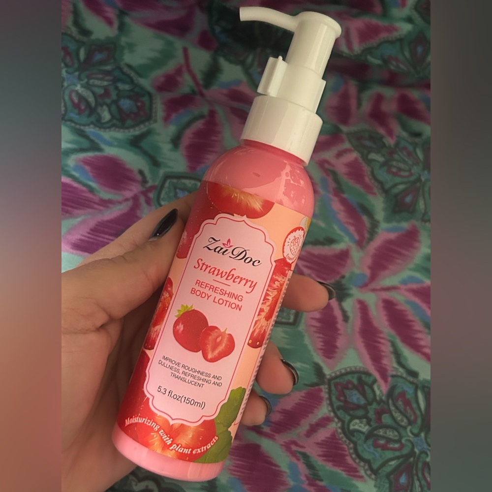 Zai Doc Strawberry Refreshing Body Lotion - Picture 3 of 3